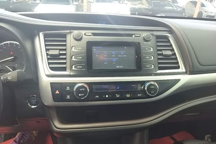 Used Toyota Highlander 2018 2.0T Four-Wheel Drive Luxury Edition 7 Seats China V Emission Standard Audio And AC Panel