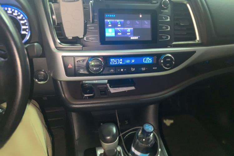 Used Toyota Highlander 2018 2.0T Four-Wheel Drive Luxury Edition 7 Seats China V Emission Standard Audio And AC Panel