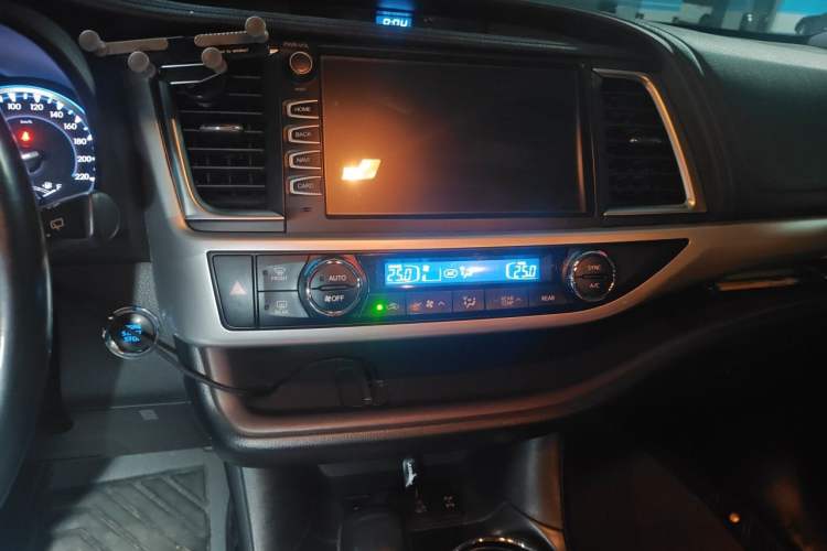 Used Toyota Highlander 2018 2.0T Four-Wheel Drive Luxury Version 7 Seats China VI Standard Audio And AC Panel