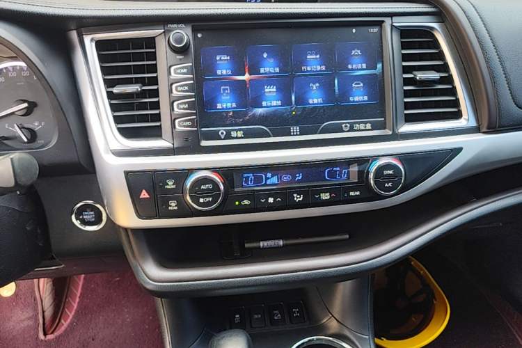 Used Toyota Highlander 2018 2.0T Four-Wheel Drive Luxury Version 7 Seats China VI Standard Audio And AC Panel