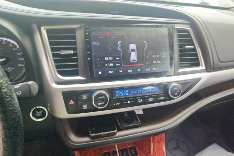 Used Toyota Highlander 2018 2.0T Four-Wheel Drive Luxury Edition 7 Seats China V Emission Standard Audio And AC Panel