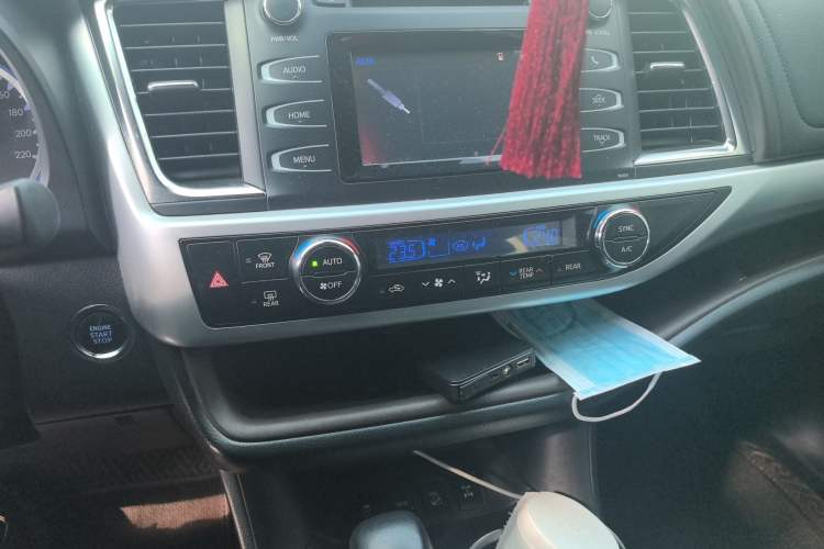 Used Toyota Highlander 2018 2.0T Four-Wheel Drive Luxury Edition 7 Seats China V Emission Standard Audio And AC Panel