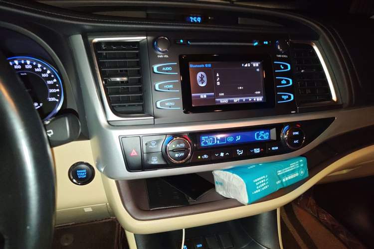 Used Toyota Highlander 2018 2.0T Two-Wheel Drive Luxury Edition 7 Seats China VI Standard Audio And AC Panel