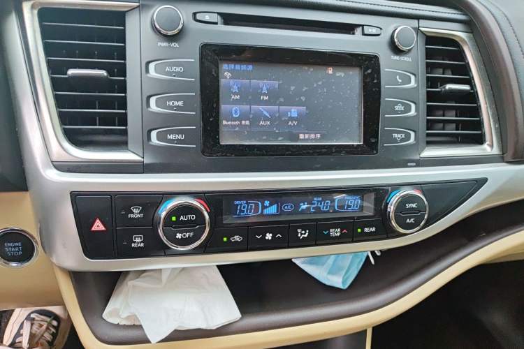 Used Toyota Highlander 2018 2.0T Four-Wheel Drive Luxury Edition 7 Seats China V Emission Standard Audio And AC Panel