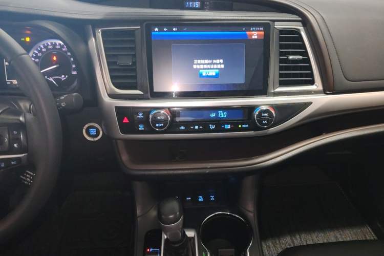 Used Toyota Highlander 2018 2.0T Four-Wheel Drive Luxury Edition 7 Seats China V Emission Standard Audio And AC Panel