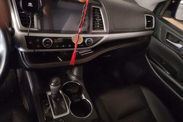Used Toyota Highlander 2018 2.0T Four-Wheel Drive Luxury Edition 7 Seats China V Emission Standard Audio And AC Panel