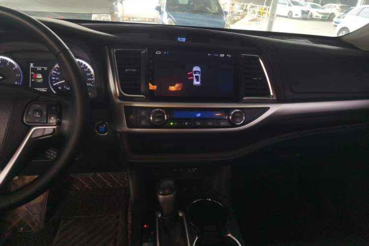 Used Toyota Highlander 2018 2.0T Four-Wheel Drive Luxury Edition 7 Seats China V Emission Standard Audio And AC Panel
