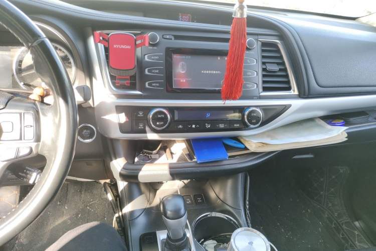 Used Toyota Highlander 2018 2.0T Four-Wheel Drive Luxury Version 7 Seats China VI Standard Audio And AC Panel