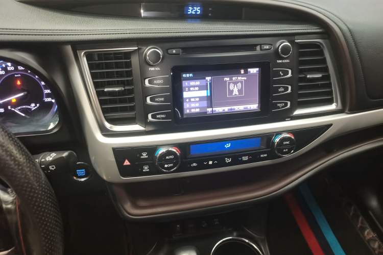Used Toyota Highlander 2018 2.0T Four-Wheel Drive Luxury Edition 7 Seats China V Emission Standard Audio And AC Panel