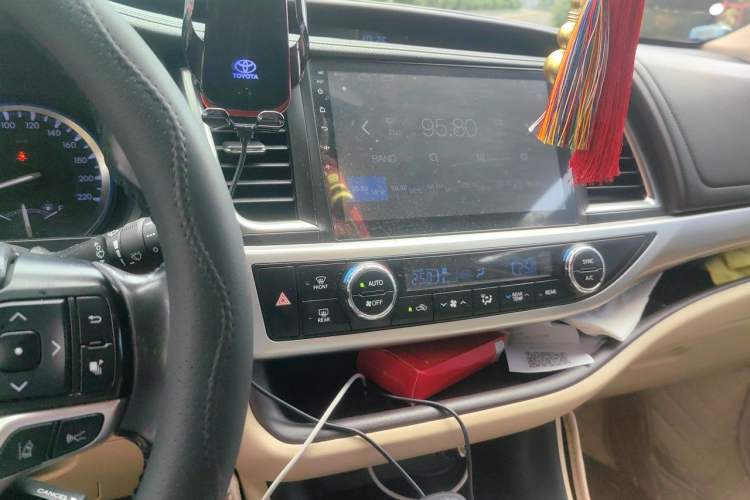 Used Toyota Highlander 2018 2.0T Four-Wheel Drive Luxury Edition 7 Seats China V Emission Standard Audio And AC Panel