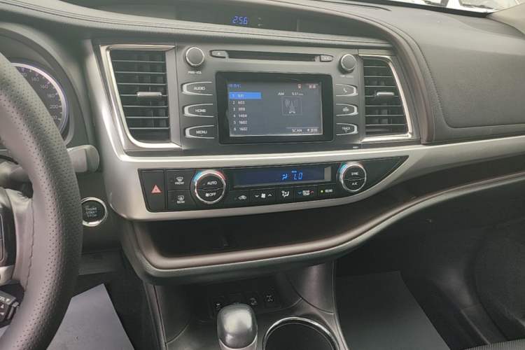 Used Toyota Highlander 2018 2.0T Four-Wheel Drive Luxury Edition 7 Seats China V Emission Standard Audio And AC Panel