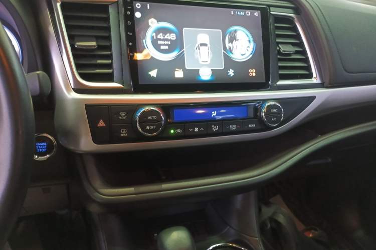 Used Toyota Highlander 2018 2.0T Two-Wheel Drive Luxury Edition 7 Seats China VI Standard Audio And AC Panel