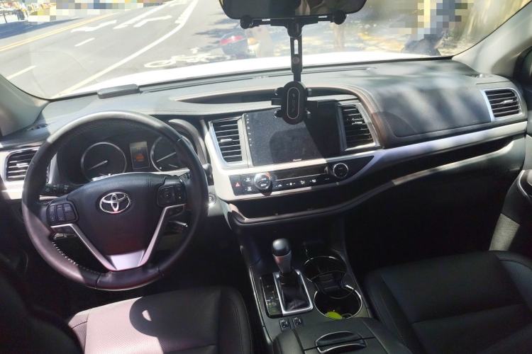 Used Toyota Highlander 2018 2.0T Four-Wheel Drive Luxury Edition 7 Seats China V Emission Standard Center Console