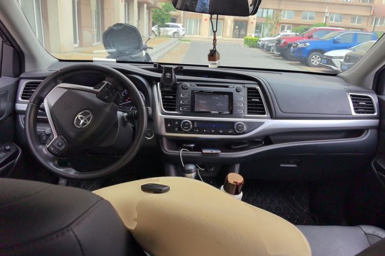 Used Toyota Highlander 2018 2.0T Four-Wheel Drive Luxury Edition 7 Seats China V Emission Standard Center Console
