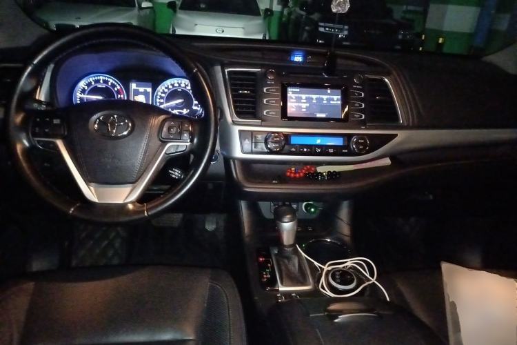 Used Toyota Highlander 2018 2.0T Four-Wheel Drive Luxury Edition 7 Seats China V Emission Standard Center Console