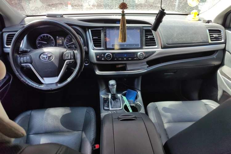 Used Toyota Highlander 2018 2.0T Four-Wheel Drive Luxury Edition 7 Seats China V Emission Standard Center Console