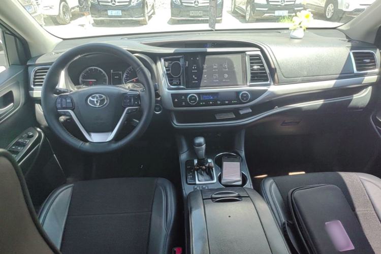 Used Toyota Highlander 2018 2.0T Four-Wheel Drive Prestige Version 7 Seats China V Emission Standard Center Console