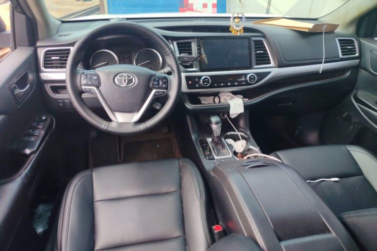 Used Toyota Highlander 2018 2.0T Two-Wheel-Drive Luxury Edition 7 Seats Emission Standard China V Center Console