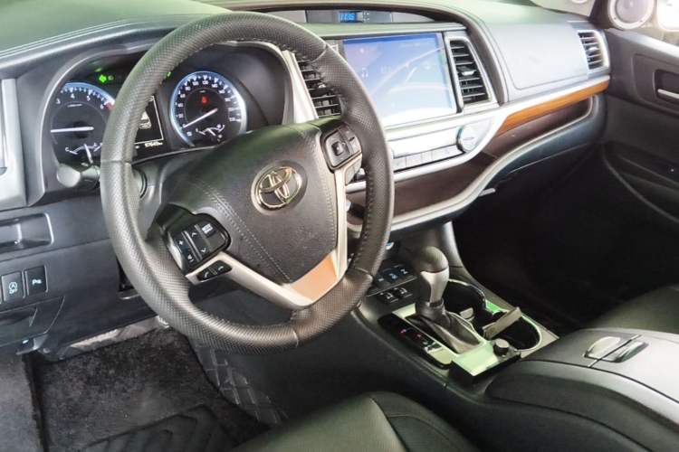 Used Toyota Highlander 2018 2.0T Four-Wheel Drive Prestige Version 7 Seats China V Emission Standard Center Console