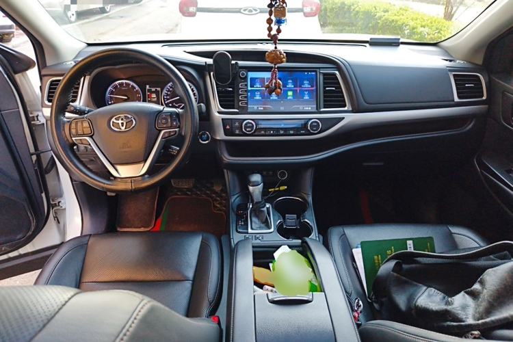Used Toyota Highlander 2018 2.0T Four-Wheel Drive Luxury Edition 7 Seats China V Emission Standard Center Console