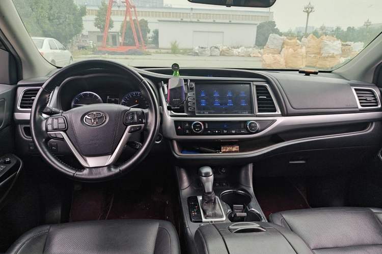 Used Toyota Highlander 2018 2.0T Four-Wheel Drive Luxury Version 7 Seats China VI Standard Center Console