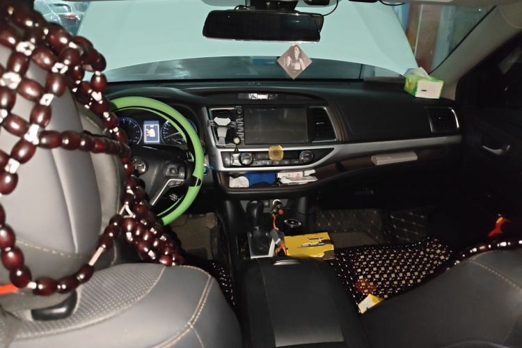 Used Toyota Highlander 2018 2.0T Two-Wheel-Drive Luxury Edition 7 Seats Emission Standard China V Center Console