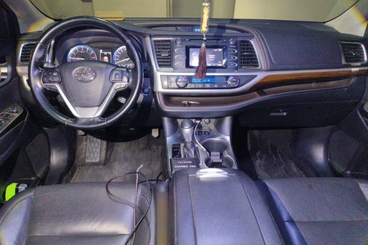 Used Toyota Highlander 2018 2.0T Four-Wheel Drive Luxury Edition 7 Seats China V Emission Standard Center Console