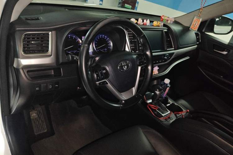 Used Toyota Highlander 2018 2.0T Four-Wheel Drive Luxury Edition 7 Seats China V Emission Standard Center Console