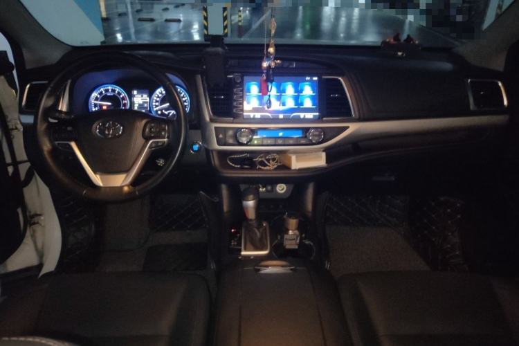 Used Toyota Highlander 2018 2.0T Four-Wheel Drive Luxury Edition 7 Seats China V Emission Standard Center Console