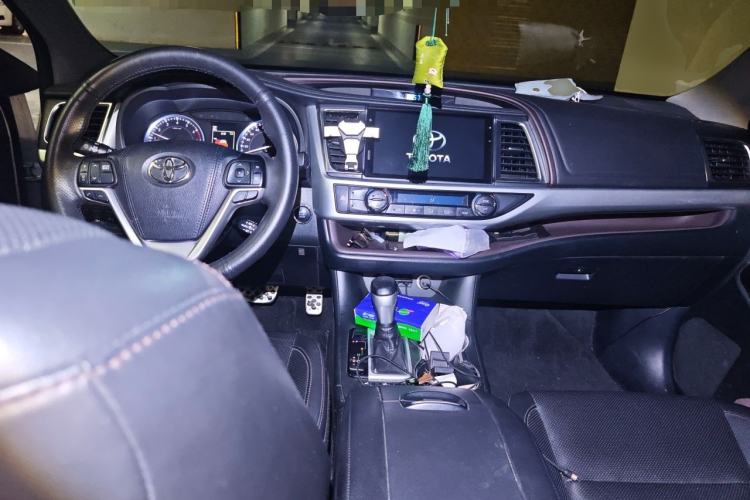 Used Toyota Highlander 2018 2.0T Four-Wheel Drive Prestige Version 7 Seats China V Emission Standard Center Console