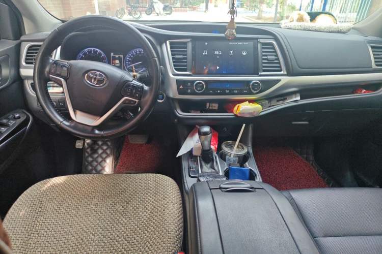 Used Toyota Highlander 2018 2.0T Four-Wheel Drive Prestige Version 7 Seats China V Emission Standard Center Console