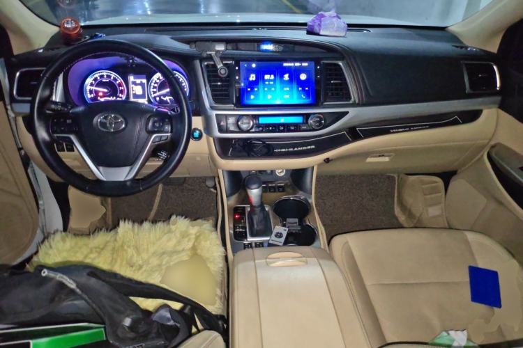 Used Toyota Highlander 2018 2.0T Four-Wheel Drive Prestige Version 7 Seats China V Emission Standard Center Console