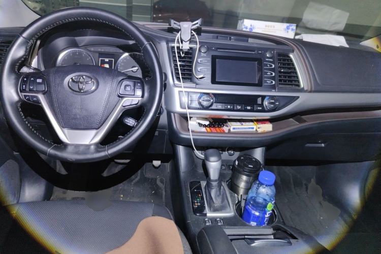 Used Toyota Highlander 2018 2.0T Four-Wheel Drive Luxury Edition 7 Seats China V Emission Standard Center Console