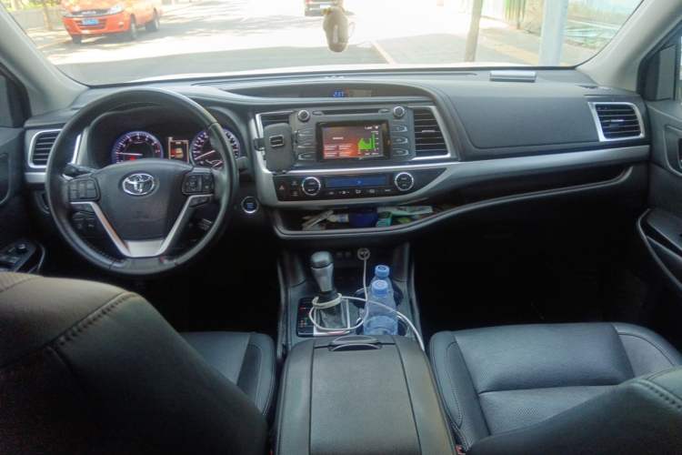 Used Toyota Highlander 2018 2.0T Four-Wheel Drive Luxury Version 7 Seats China VI Standard Center Console