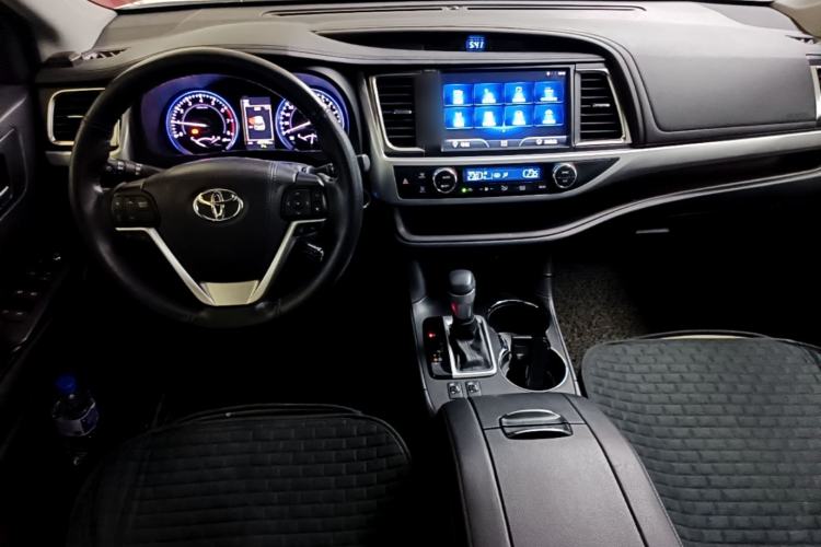 Used Toyota Highlander 2018 2.0T Four-Wheel Drive Luxury Version 7 Seats China VI Standard Center Console