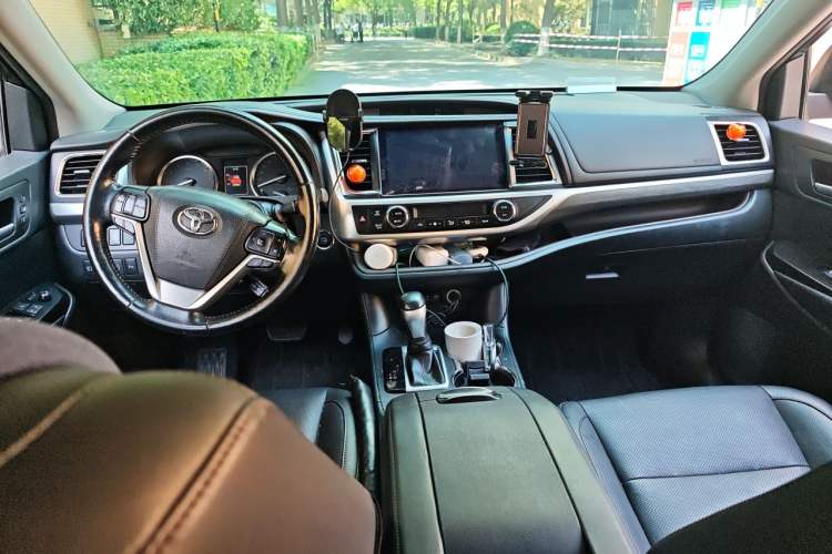 Used Toyota Highlander 2018 2.0T Four-Wheel Drive Supreme Edition 7-Seater China VI Center Console