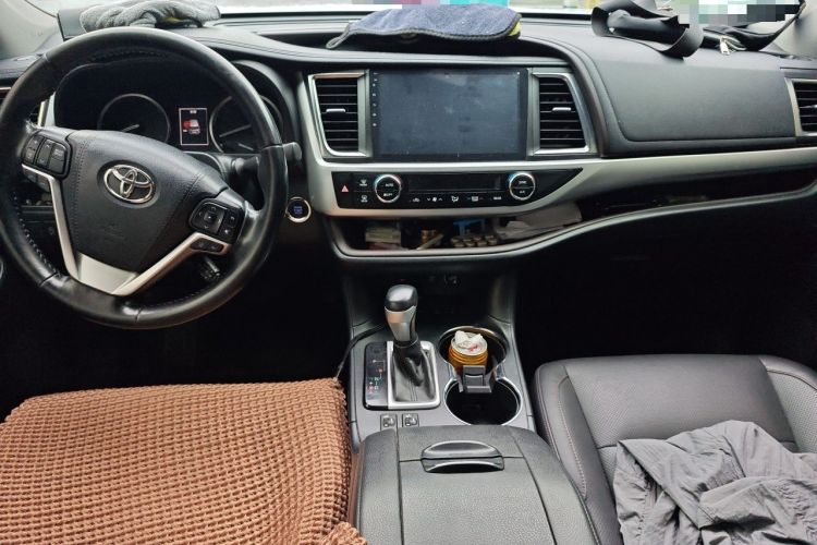 Used Toyota Highlander 2018 2.0T Four-Wheel Drive Luxury Edition 7 Seats China V Emission Standard Center Console