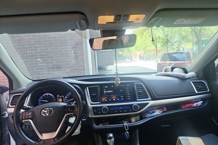 Used Toyota Highlander 2018 2.0T Four-Wheel Drive Prestige Version 7 Seats China V Emission Standard Center Console
