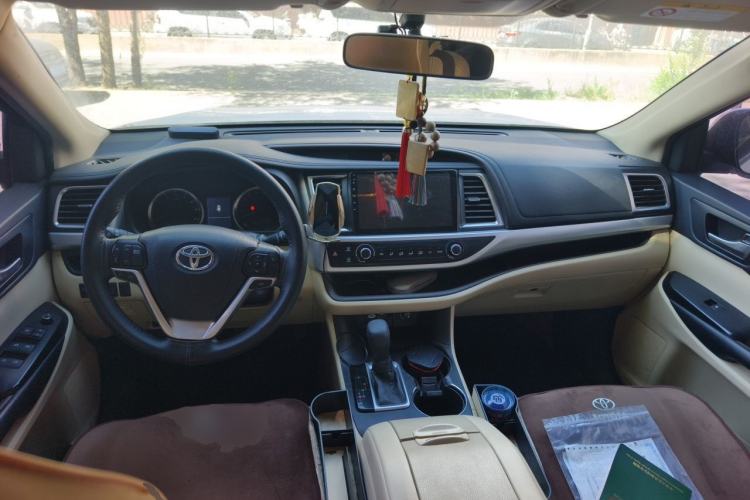 Used Toyota Highlander 2018 2.0T Two-Wheel Drive Elite Version 5 Seats China VI Standard Center Console