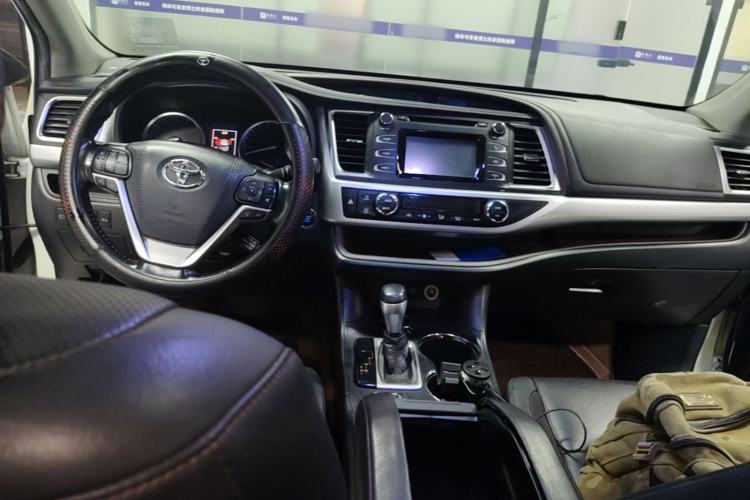 Used Toyota Highlander 2018 2.0T Two-Wheel Drive Luxury Edition 7 Seats China VI Standard Center Console