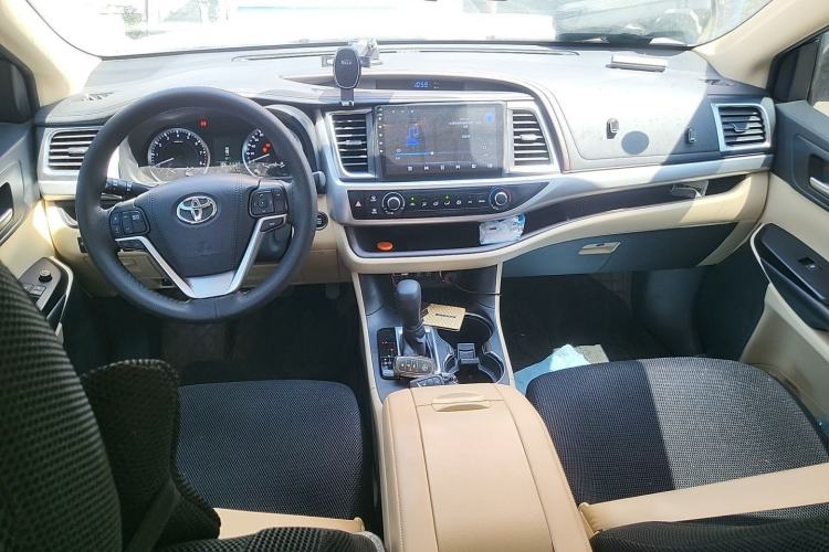 Used Toyota Highlander 2018 2.0T Two-Wheel Drive Elite Version 5 Seats China VI Standard Center Console