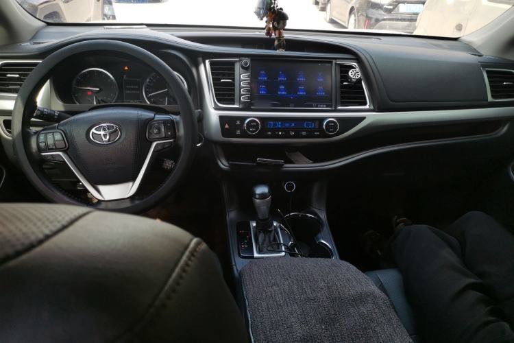 Used Toyota Highlander 2018 2.0T Four-Wheel Drive Luxury Edition 7 Seats China V Emission Standard Center Console