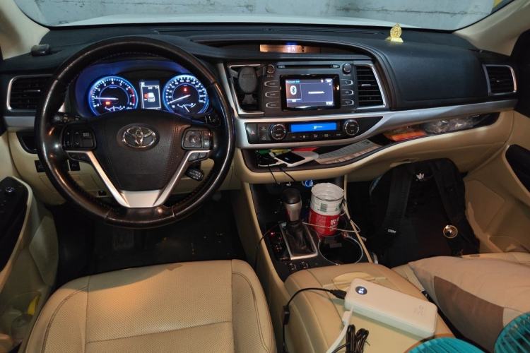 Used Toyota Highlander 2018 2.0T Four-Wheel Drive Luxury Version 7 Seats China VI Standard Center Console