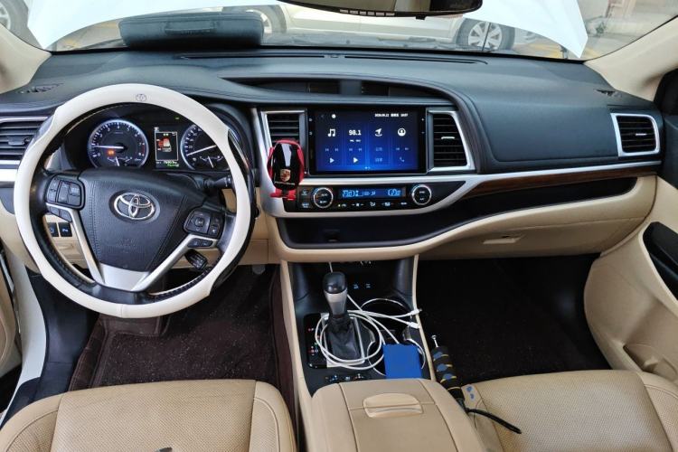 Used Toyota Highlander 2018 2.0T Four-Wheel Drive Supreme Edition 7-Seater China VI Center Console