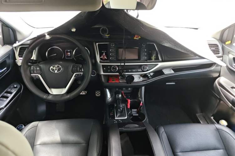 Used Toyota Highlander 2018 2.0T Four-Wheel Drive Luxury Edition 7 Seats China V Emission Standard Center Console