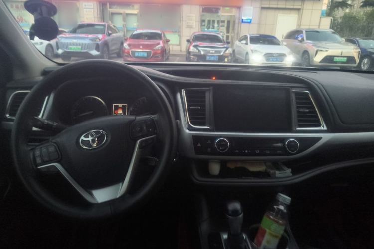 Used Toyota Highlander 2018 2.0T Four-Wheel Drive Luxury Edition 7 Seats China V Emission Standard Center Console