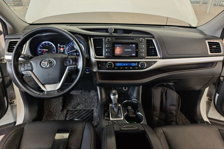 Used Toyota Highlander 2018 2.0T Two-Wheel-Drive Luxury Edition 7 Seats Emission Standard China V Center Console