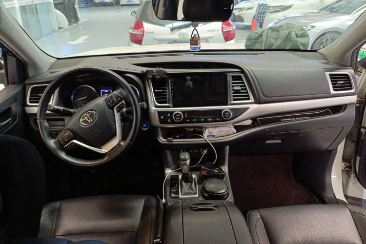 Used Toyota Highlander 2018 2.0T Four-Wheel Drive Luxury Version 7 Seats China VI Standard Center Console
