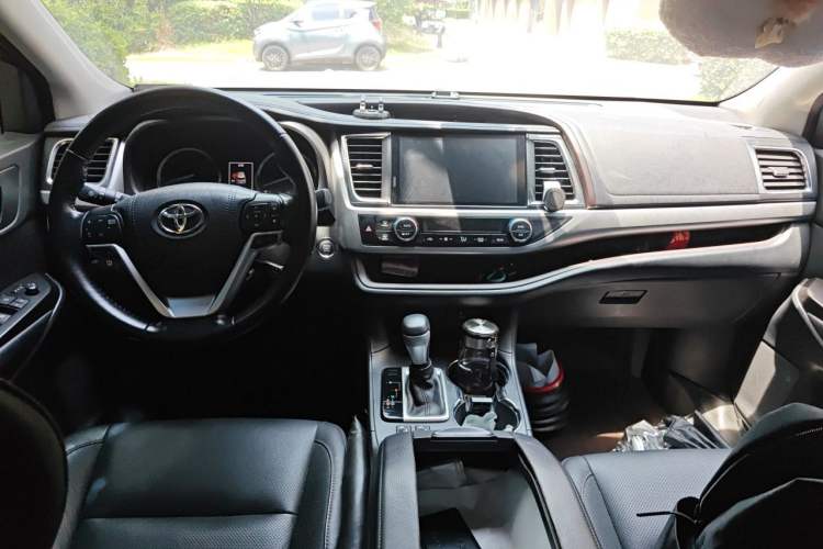 Used Toyota Highlander 2018 2.0T Four-Wheel Drive Prestige Version 7 Seats China V Emission Standard Center Console