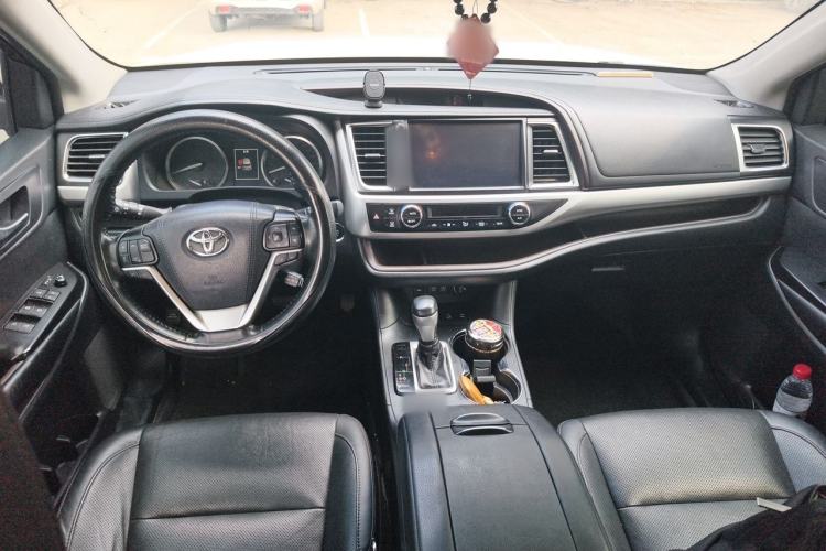 Used Toyota Highlander 2018 2.0T Four-Wheel Drive Luxury Edition 7 Seats China V Emission Standard Center Console